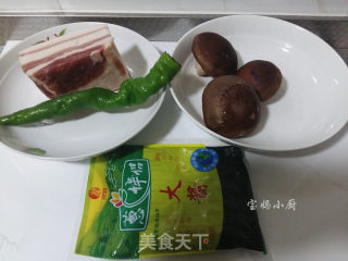 香菇肉酱的做法步骤：1