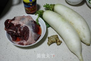 萝卜焖牛腩的做法步骤：1