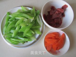 【湖北】西芹炒牛肉的做法步骤：1