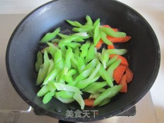 【湖北】西芹炒牛肉的做法步骤：7