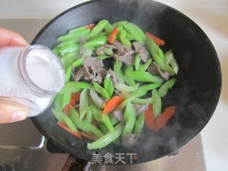 【湖北】西芹炒牛肉的做法步骤：9