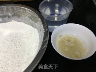 【东北】酥油酸菜馅饼的做法步骤：1