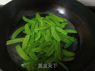 【天津】蒜蓉荷兰豆的做法步骤：2