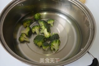 【广东】西兰花牛肉汤面的做法步骤：2