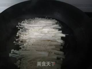 【天津】胡萝卜清炒金针菇的做法步骤：2