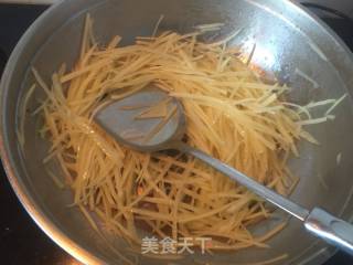 【东北】土豆丝炒韭菜的做法步骤：3