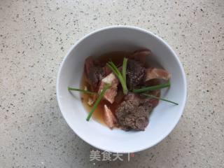 【温州】地瓜虾酱肉汤粉干的做法步骤：2