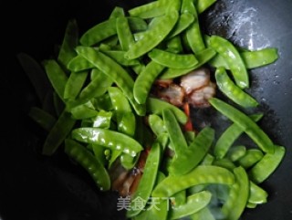 荷兰豆炒腊肉的做法步骤：6