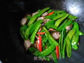 荷兰豆炒腊肉的做法步骤：7