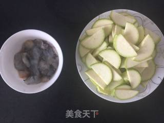 【东北】西葫芦炒虾仁的做法步骤：1