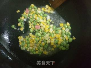 玉米粒彩色炒饭~玉米青豆火腿炒饭的做法步骤：2