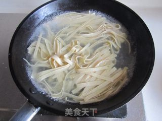 水芹菜千张炒肉丝的做法步骤：2