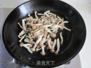 蟹味菇炒娃娃菜的做法步骤：2