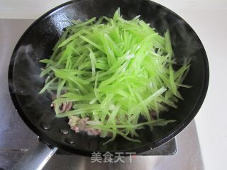 牛肉炒莴苣丝的做法步骤：6