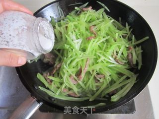 牛肉炒莴苣丝的做法步骤：7