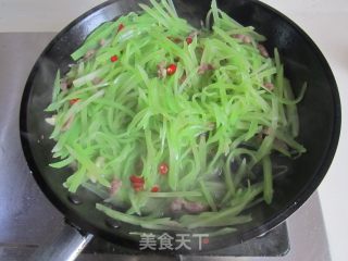 牛肉炒莴苣丝的做法步骤：8