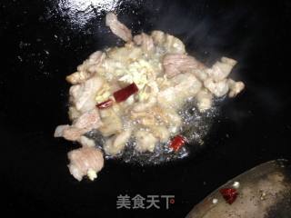 花生芽炒肉的做法步骤：5