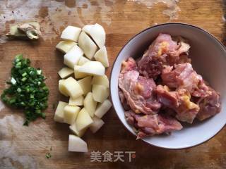 腐乳土豆炒土鸡的做法步骤：1