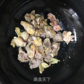 腐乳土豆炒土鸡的做法步骤：2