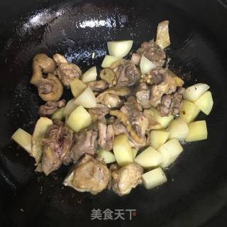 腐乳土豆炒土鸡的做法步骤：3