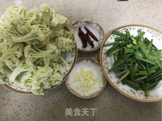 花菜炒韭菜的做法步骤：1