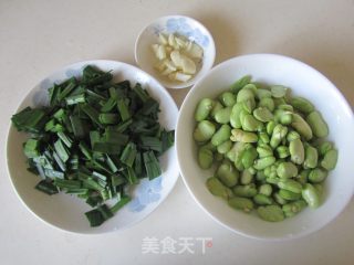 韭菜炒蚕豆米的做法步骤：1