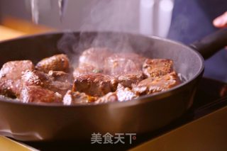 红酒炖牛肉的做法步骤：2