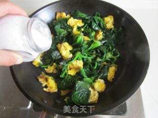 菠菜炒鸡蛋的做法步骤：7