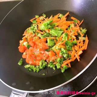 果果妈妈辅食分享【三文鱼焗饭】的做法步骤：2