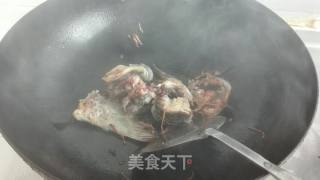 咸蛋鱼头芥菜汤的做法步骤：2