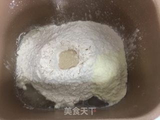 香肠沙拉面包的做法步骤：1