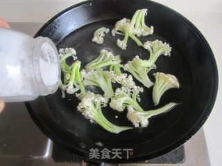 口蘑番茄炒花菜的做法步骤：2