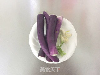 【凉拌手撕茄子】简单又过瘾的凉拌菜的做法步骤：1