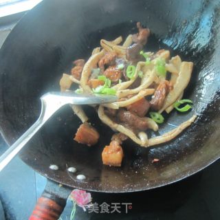 干萝卜条烧肉丁的做法步骤：9