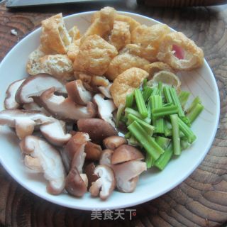 油豆腐烧香菇的做法步骤：1