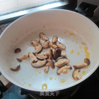 油豆腐烧香菇的做法步骤：3