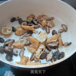 油豆腐烧香菇的做法步骤：4