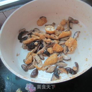 油豆腐烧香菇的做法步骤：6