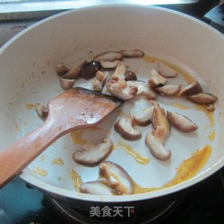 芹菜香肠炒香菇的做法步骤：2