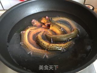 红烧鳝段的做法步骤：2