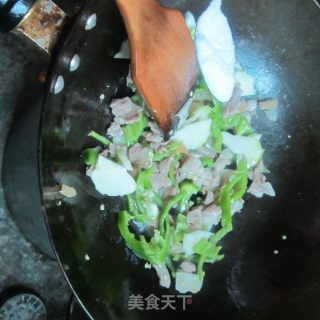 鲜榨菜炒肉的做法步骤：6