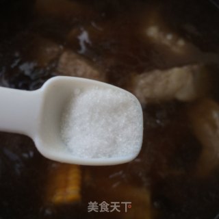 香菇玉米排骨汤的做法步骤：11