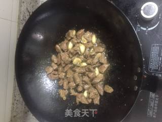 黑椒牛肉粒的做法步骤：2