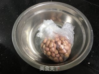 糖霜花生的做法步骤：1