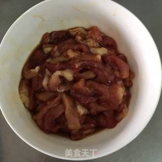 洋葱香菇炒肉丝的做法步骤：1