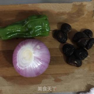 洋葱香菇炒肉丝的做法步骤：2