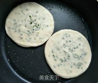 饺子皮版葱花饼的做法步骤：8