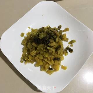 酸菜肉丝炒毛豆的做法步骤：2