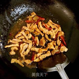 青椒肉丝炒豆腐干的做法步骤：5