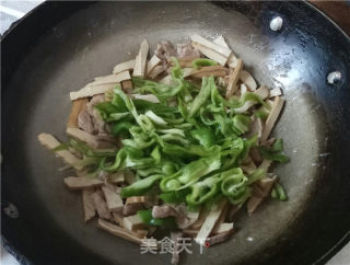 青椒豆干炒肉丝的做法步骤：6